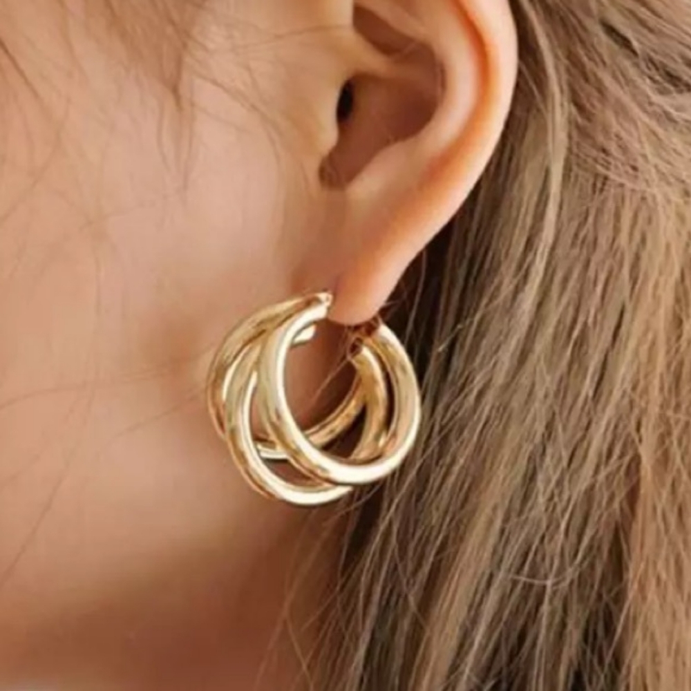 ♡NWOT 18K yellow gold Triple Layer Hoop earrings - Picture 4 of 5